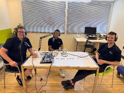 Topfit op de Cast: Aflevering 19- Sportfysiotherapie bij VKB ruptuur. We bespreken voorstekruisband letsel met Joram, Sportfysiotherapeut bij Fysio Topfit. Hoe ziet het revalidatietraject eruit?