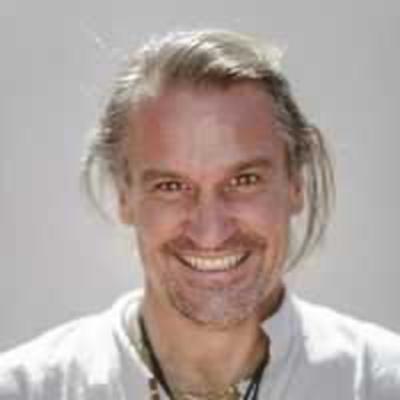 Juan Valerdi en Poniendo Negro Sobre Blanco.