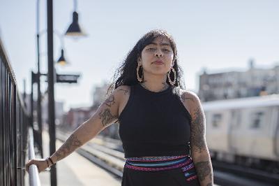 La Muchacha Suena Crudo y Habla Claro