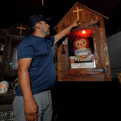 Gatos negros en Halloween y la muñeca Annabelle ataca de nuevo