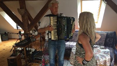 Pśedstajamy muzikowe instrumenty: akordeon, gubna harmonika a druge