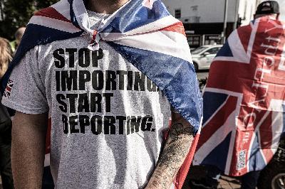 Nigel Farage-Backed 'Raise the Colours' Campaign Pivots to Racially Abusing Migrants and Harassing Aid Workers on French Beaches