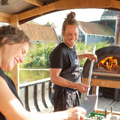Annewil en Abel over een varende pizzeria op de Friese wateren