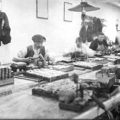 S8 Ep269: PREVIEW THE ORIGINS OF THE DAGUERREOTYPE Colleague Anika Burgess. Author Anika Burgess discusses the 1839 unveiling of the daguerreotype by Louis Daguerre. Originally a scene painter, Daguerre negotiated with the French government while the public marvele