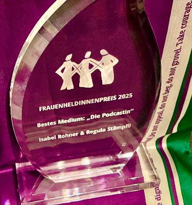 #DiePodcastin ist preiswürdig: Isabel Rohner & Regula Stämpfli erhalten den Frauenheldinnen-Preis an der Heroica-Konferenz.