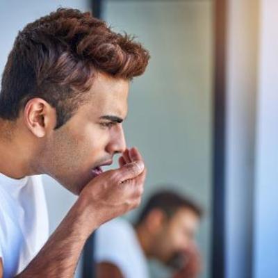 O que pode causar o mau hálito