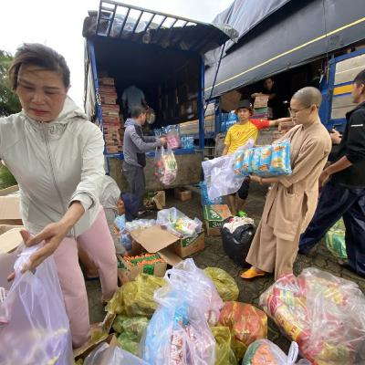 Tin trong nước - Những chuyến xe chở “nghĩa tình” về vùng tâm lũ Phú Yên