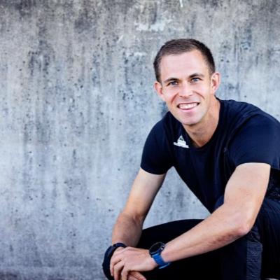 Episode 19. Mads Tærsbøl. Hvorfor er bevægelse vigtigt for et langt og sundt liv? Vi taler yderligere om kost, faste, stress, træning, mitokondrier, biohacking og livet i sin helhed.