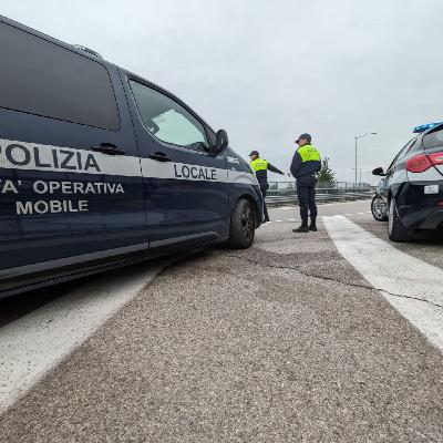 Fermato per la revisione scaduta, non aveva mai conseguito la patente