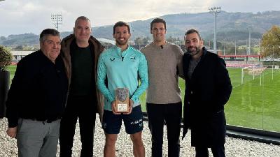 Montajes Meccano y Radio Bilbao reconocen a Dani Vivian como mejor jugador de la temporada en el Athletic: "Los premios de casa son los que más ilusión hacen" Montajes Meccano y Radio Bilbao reconocen a Dani Vivian como mejor jugador de la temporada en el Athletic: "Los premios de casa son los que más ilusión hacen"