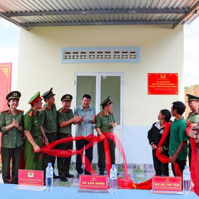 Tin trong nước - Công an Khánh Hòa khánh thành căn nhà đầu tiên trong “Chiến dịch Quang Trung” Tin trong nước - Công an Khánh Hòa khánh thành căn nhà đầu tiên trong “Chiến dịch Quang Trung”