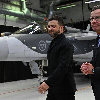 Zelenskyy checks out Gripen fighter jets Ukraine buying from Sweden