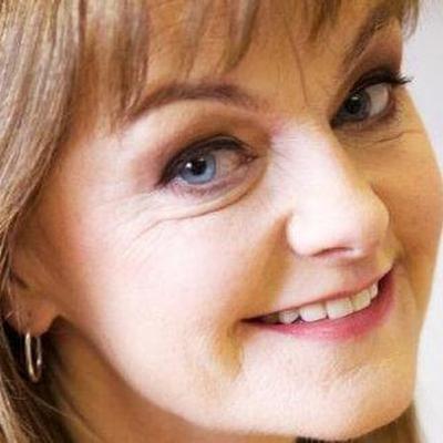 Frances Nic Géadaigh ó sheomra na Nuachta.