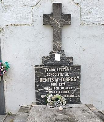El Dentista Torres guardaba su lápida en la sala de espera de sus pacientes El Dentista Torres guardaba su lápida en la sala de espera de sus pacientes