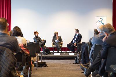 V. Alles in die Cloud? Digitalisieren wir uns in den Untergang? Lesung & Gespräch Sibylle Berg, Oliver Nachtwey, Moderation Jeannette Behringer.