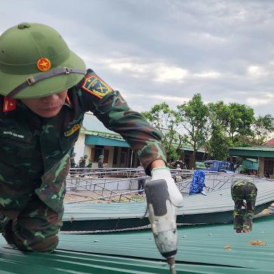 Tin trong nước - Hà Tĩnh: Cán bộ, chiến sĩ Bộ Chỉ huy Quân sự chung tay dựng lại trường lớp sau bão