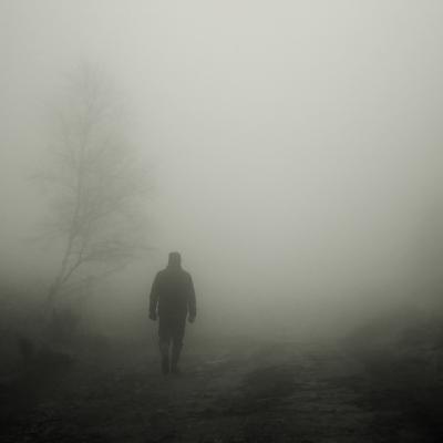 Aún en la densa oscuridad