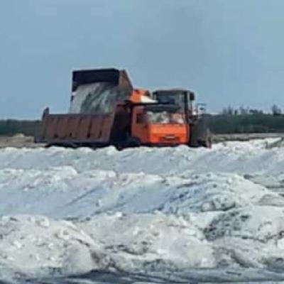 Los salineros de Puerto Padre desafían el cerco energético y el bloqueo estadounidense con resistencia creativa