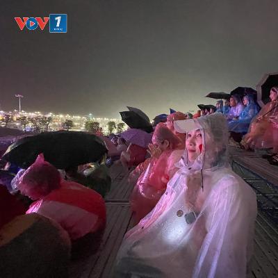 Tin trong nước - Cả ca sĩ và khán giả đều “cháy” hết mình dưới mưa với “Việt Nam trong tôi”