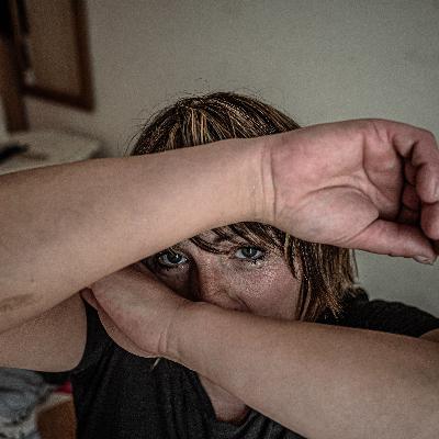 NARA tekstai. Už išgyvenimą kare jos moka kūnais. Skaito bendraautorė Sigita Vegytė