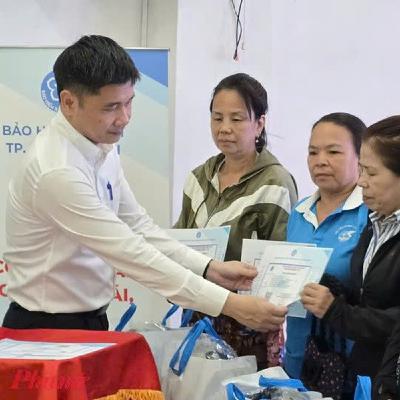 Niềm vui của hơn 300 phụ nữ khó khăn được tặng thẻ BHYT ở TP.HCM