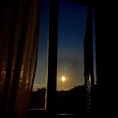 O mesecu kroz prozor