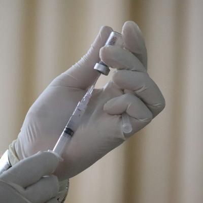 Llama el secretario de Salud a vacunarse contra el COVID, neumococo e influenza