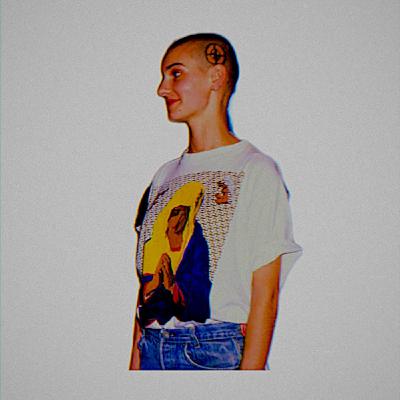 彼女は壊れなかった。沈黙が語れぬことを彼女は歌にした。嵐の中、頭をさらし、真実は舞台を奪った。けれど、歌は消えなかった。