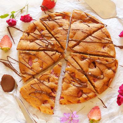 Ciambellone all'acqua di fragole e guarnita con fondente Ciambellone all'acqua di fragole e guarnita con fondente