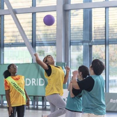 Colp bol, ping-pong, bàdminton i altres esports menys habituals, cada dilluns, al pavelló