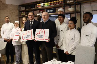 La patronal de la construcción y la escuela de hostelería de Cáritas llegan a un acuerdo para fomentar el empleo de los alumnos