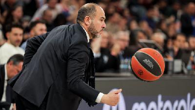 Chus Mateo: "Aunque por momentos el entrenador es un ser muy social, hay momentos que rumia en la soledad"