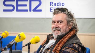 En Entretelas de esta semana, Emilio Martínez recomienda La deuda, con la actuación imperdible de Daniel Guzmán como Lucas. Y en la serie Ena, el vestuario y las joyas brillan por su fidelidad y estilo. ¡No te lo pierdas! En Entretelas de esta semana, Emilio Martínez recomienda La deuda, con la actuación imperdible de Daniel Guzmán como Lucas. Y en la serie Ena, el vestuario y las joyas brillan por su fidelidad y estilo. ¡No te lo pierdas!