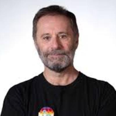 Todo cura es político, charla con el padre Molina