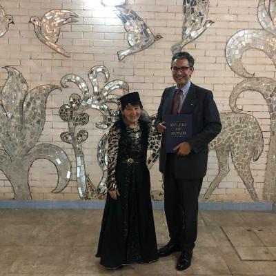 LEI È L’ARTISTA, ITALIANA, PIÙ FAMOSA DEL KUWAIT. HA COSTRUITO E VISSUTO IN UNA CASA DEGLI SPECCHI / GIORNO 57