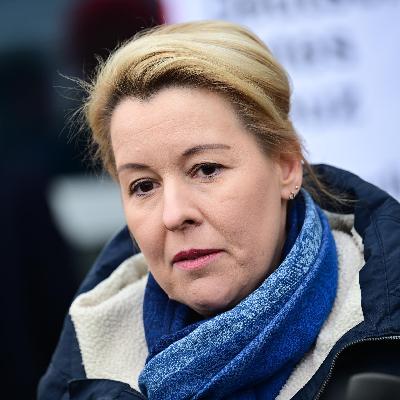 Stromanschlag Berlin - Senatorin Giffey: Sensible Daten sollten weniger zugänglich sein