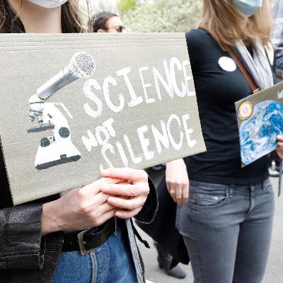 "Ihr lügt!" - Warum die extreme Rechte der Wissenschaft Ideologie vorwirft