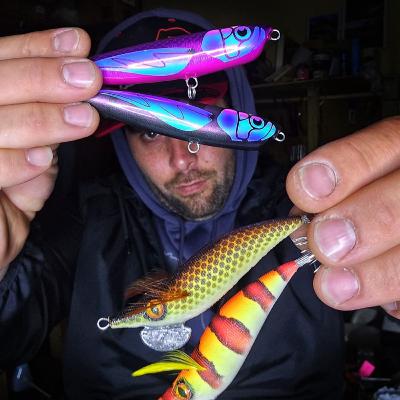 Róbalos a Spinning con Pesca Maquieria en las costas de Pontevedra, y Raúl de Xahru Handmade Lures. Señuelos artesanales Róbalos a Spinning con Pesca Maquieria en las costas de Pontevedra, y Raúl de Xahru Handmade Lures. Señuelos artesanales