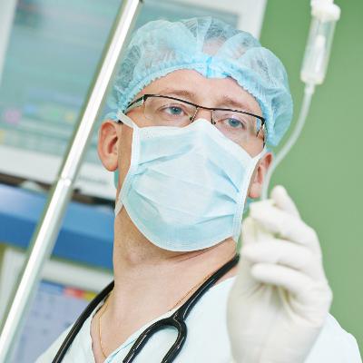 Una alergia no registrada y una gestión del riesgo.