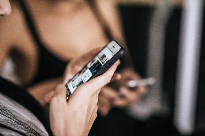 Save the Children alerta del peligro de la autoexposición en redes: "Parece que empodera, pero replica dinámicas de pornografía"