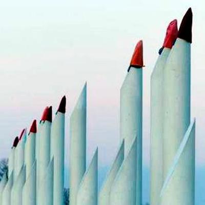 Genhør: Da ukendte gerningsmænd satte 192 nissehuer på palisaden i Jelling