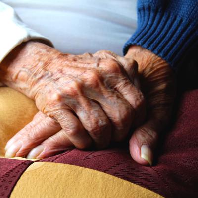 La muerte rondando, el amor resistiendo.