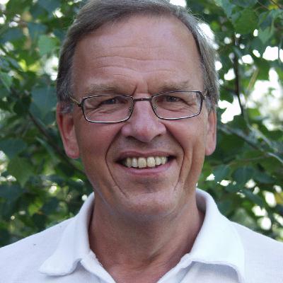 Over en åpen bibel med Kurt Hjemdal