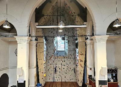 Journées du patrimoine: une chapelle abrite un mur d’escalade