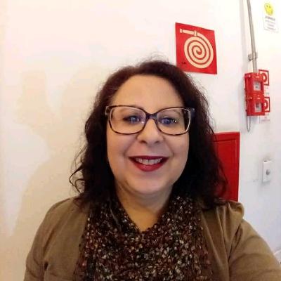 #15/1 - Um anjo de chapéu vermelho - Tami Fox