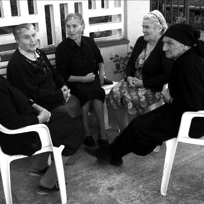 Curtigghiara – Le sere d’estate in Sicilia tra sedie fuori, voci e stelle Curtigghiara – Le sere d’estate in Sicilia tra sedie fuori, voci e stelle