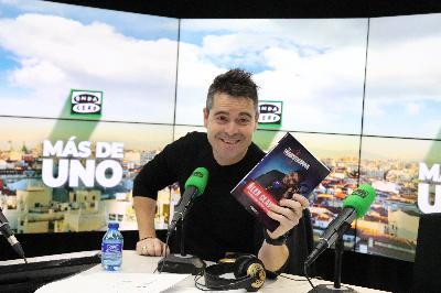Alex Clavero resume su vida en su nuevo libro 'Un cómico que madruga y trasnocha': "Soy un obrero de los chistes"