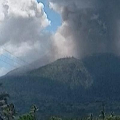 Timelapse video shows Indonesian volcano erupting