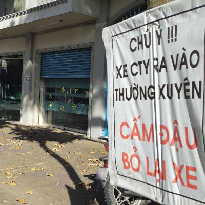 Ai có quyền đặt biển “cấm đậu xe”?