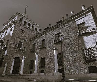 House of the 7 Chimneys: Dark Thoughts and Wasps